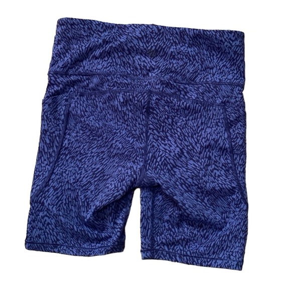 Athleta Ultimate Stash II Textured 7” Shorts Athletic Biker Medium - Picture 2 of 11